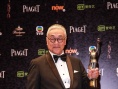 曾江80歲高齡得最佳男配角 后臺(tái)捧獎(jiǎng)杯淡定合影