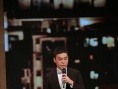 劉青云奪最佳男主登臺領(lǐng)獎 發(fā)表感言難掩激動