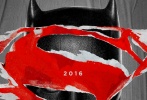 《蝙蝠侠VS超人》曝海报 双雄对峙你站哪一方？