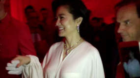 61岁林青霞一席白裙亮相活动 傲人身材隐约可见