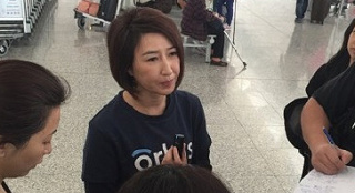 關(guān)詠荷山區(qū)行善曝女兒拒捐玩具 反駁張家輝指控