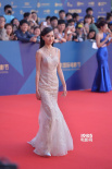 女星唐嫣薄纱白裙登红毯玩透视 甜美性感集一身
