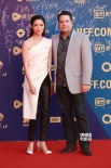 伍仕賢、龔蓓苾夫婦亮相紅毯 影人伉儷親密默契