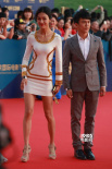性感女星馮馨瑤攜劇組現(xiàn)身 高叉裙玩兒長腿誘惑