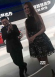 昆凌挺五月孕肚助陣車展 多人護(hù)駕巨星范兒十足