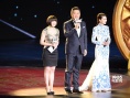 主持人蔣小涵、張斌、栗坤亮相 華服登臺(tái)精神煥發(fā)