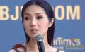 杨千嬅亮相红毯受访 搭档任贤齐颁最佳音乐奖