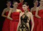 高挑禮儀模特婉步登臺(tái) 展現(xiàn)各國(guó)精美服飾奪人眼球