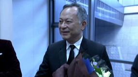 《华丽上班族》候场采访 众主创为杜琪峰惊喜庆生