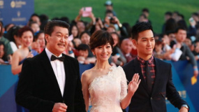 趙雅芝率一家三口齊亮相 兒子黃愷杰全程靦腆微笑