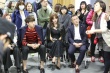 柳巖穿短裙凹凸有致秀美腿 與韓星扳手腕惹爭議