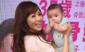 新妈侯佩岑“人气落” 送热吻熊抱小baby不买单