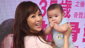 新媽侯佩岑“人氣落” 送熱吻熊抱小baby不買單