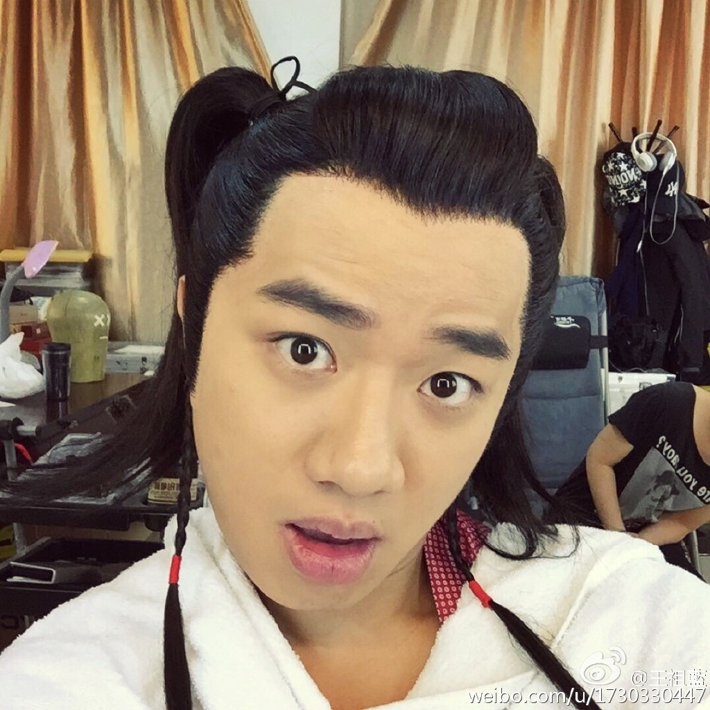 4月29日上午,王祖蓝在微博晒出一张搞笑照片,照片中他头上扎着俩小辫