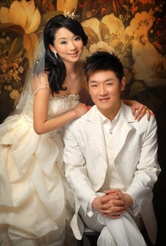 田源再被扒约妖娆美女游重庆搂肩膀显亲密