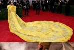 让人颤抖的中国风！蕾哈娜穿“皇袍”变鸡蛋饼
