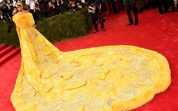 中国明星组团亮相Met Gala 蕾哈娜身披“鸡蛋灌饼”