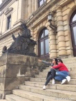 徐静蕾重回布拉格旅行 与女性友人街头“热吻”