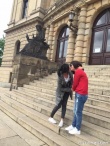 徐靜蕾重回布拉格旅行 與女性友人街頭“熱吻”