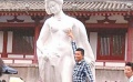 王珞丹斥游客不文明行为：游客别干嫖客的事