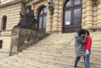 徐静蕾重回布拉格旅行 与女性友人街头“热吻”