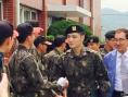 金在中獲全連新兵第一 為養(yǎng)母戴康乃馨慶母親節(jié)