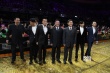 《十二公民》主创亮相红毯 西装革领表情统一
