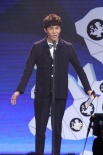 秦昊上臺頒發(fā)獎項表情生動 蕾絲假領(lǐng)結(jié)惹人矚目