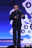 《狼圖騰》阿諾摘得最佳導(dǎo)演 王小帥上臺頒獎