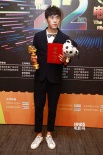秦昊喜获最佳男演员奖  后台捧奖杯神情欣慰坦然