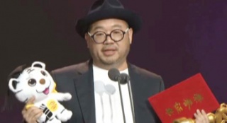 張一白獲最受大學(xué)生歡迎導(dǎo)演獎 現(xiàn)場響起生日歌