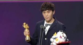 秦昊凭《推拿》获最佳男演员 用奖项回报母亲期待