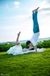 “安陵容”再曝婚纱照 与老公玩倒立花式亲吻