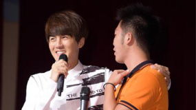 吴克羣和学生亲密互动 不介意何超莲庆生豪露侧乳