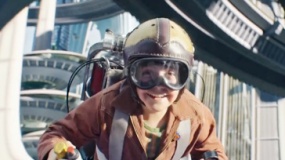 《明日世界》精彩片段 少年乘飞行器遨游新世界