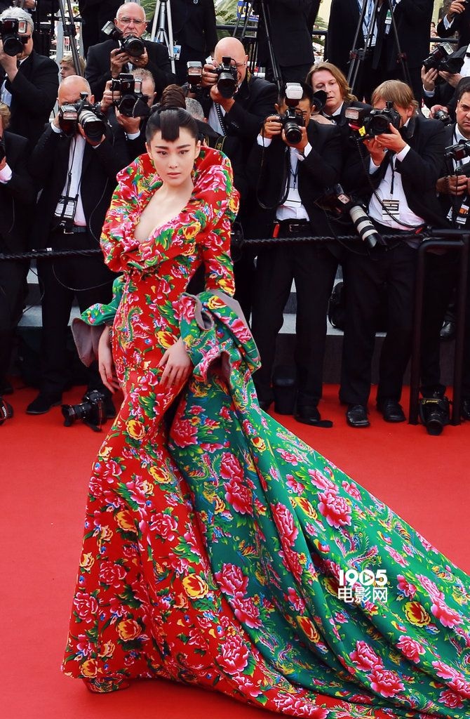 张馨予"棉袄"印花裙亮相戛纳 红绿搭配超抢眼