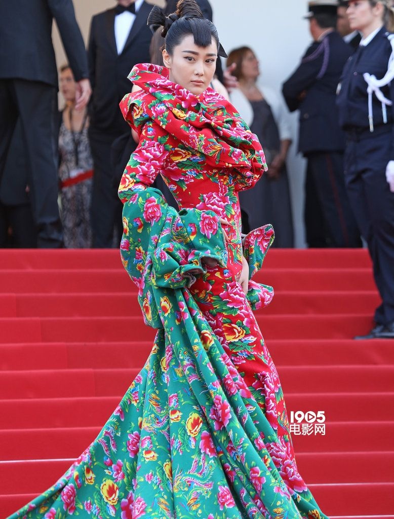 张馨予"棉袄"印花裙亮相戛纳 红绿搭配超抢眼