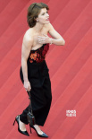 戛纳最佳女演员伊莲娜裤装干练 手扶胸口防走光