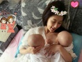 甘薇微博大方曬哺乳照 雙胞胎女兒光頭造型亮相