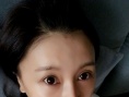 甘薇微博大方曬哺乳照 雙胞胎女兒光頭造型亮相