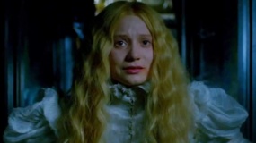 《猩紅山峰》中文預(yù)告片 神秘古堡抖森操控惡鬼