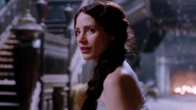 《猩紅山峰》中文版預(yù)告片 查斯坦陰冷人鬼難辨