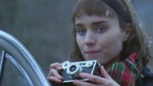 《卡罗尔》曝片段 鲁妮·玛拉眼含爱意拍摄凯特