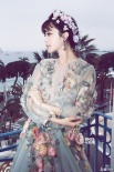 葱花饼已成过去式 范冰冰再战戛纳变清新花仙子