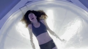《杀虫季》预告片 太空舱内宇航员失控相互厮杀