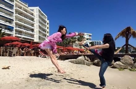 舒淇與友人沙灘搞怪玩耍被“踢飛”至空中