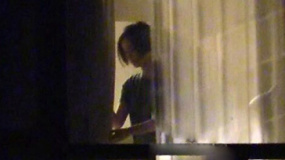 袁弘张歆艺同居被拍恋情曝光 忘情激吻沙发依偎