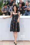 周韵亮相戛纳《聂隐娘》首映 黑色长裙显华美