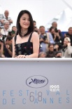 周韵亮相戛纳《聂隐娘》首映 黑色长裙显华美