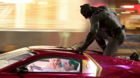 《自杀小队》片场直击视频 蝙蝠侠趴车顶追逐小丑